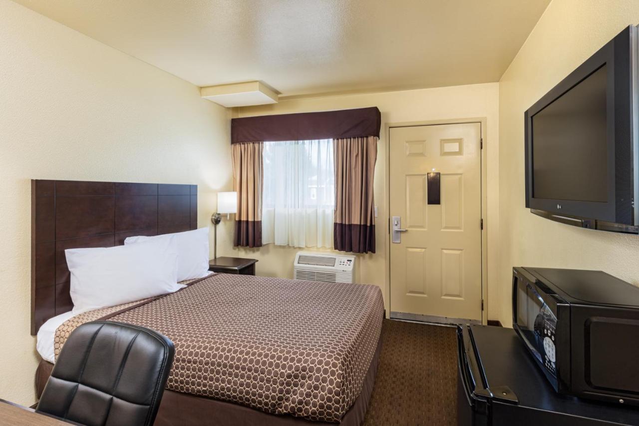 Lemon Heights Inn Тъстин Екстериор снимка