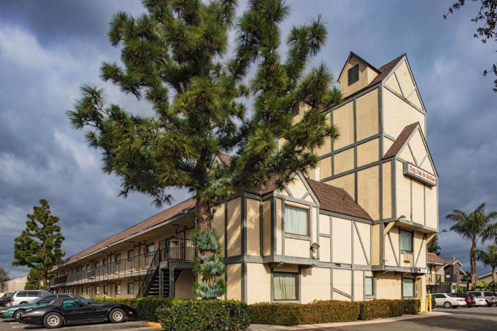 Lemon Heights Inn Тъстин Екстериор снимка