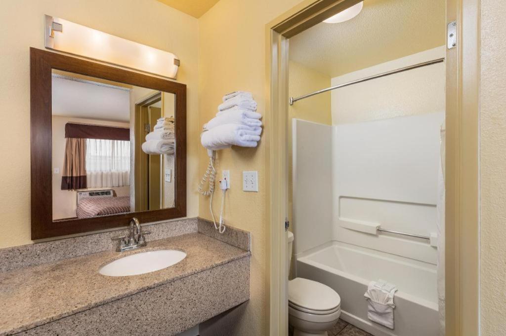 Lemon Heights Inn Тъстин Екстериор снимка