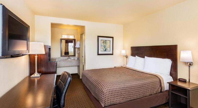 Lemon Heights Inn Тъстин Екстериор снимка