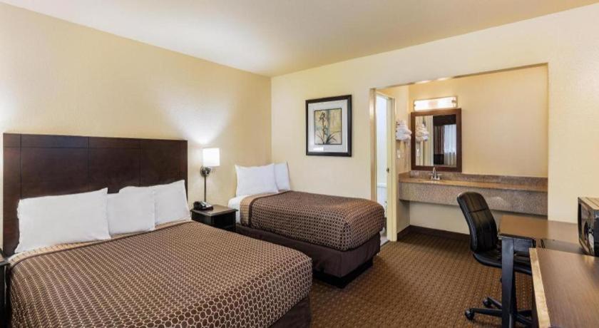 Lemon Heights Inn Тъстин Екстериор снимка