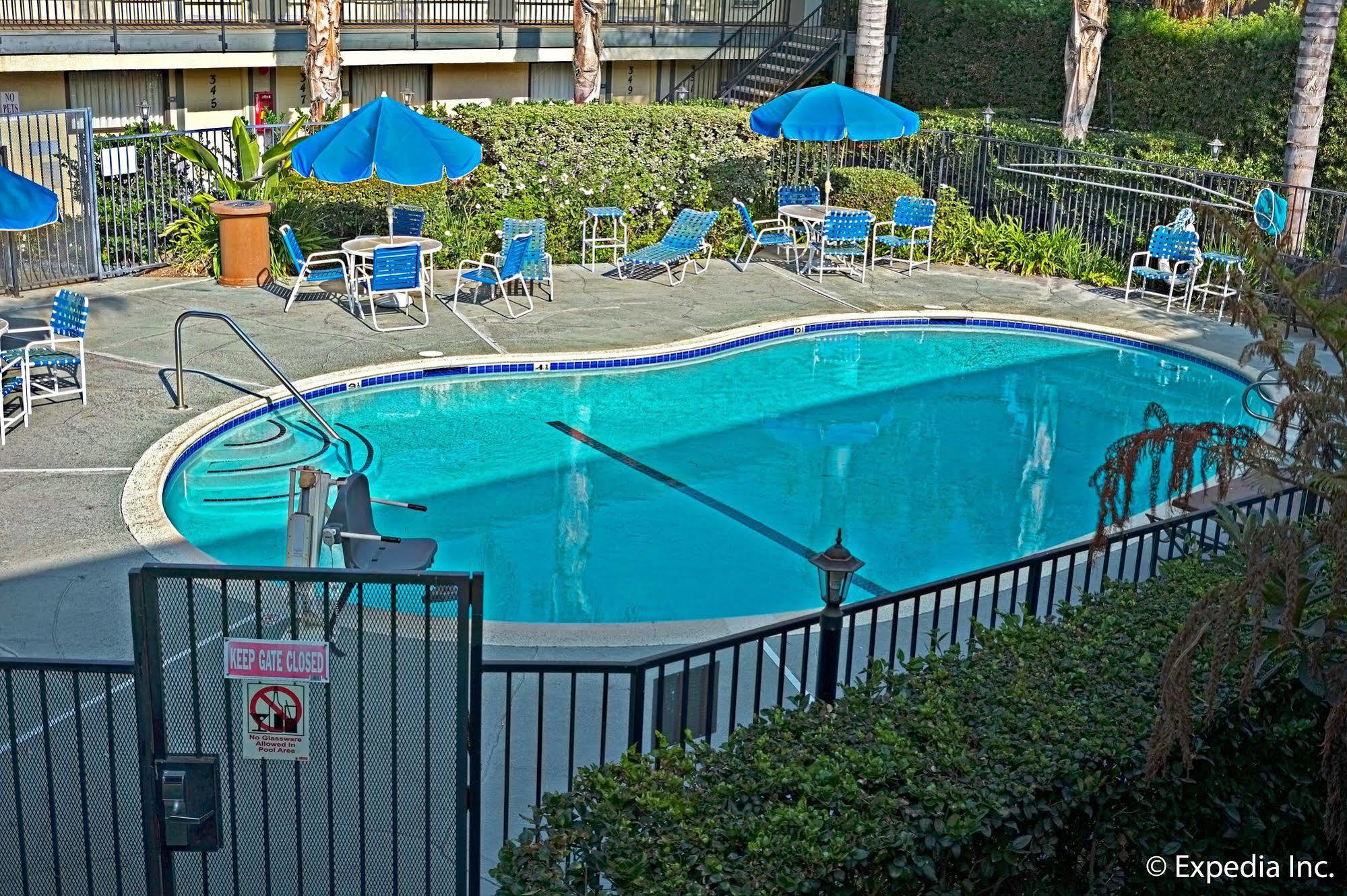 Lemon Heights Inn Тъстин Екстериор снимка