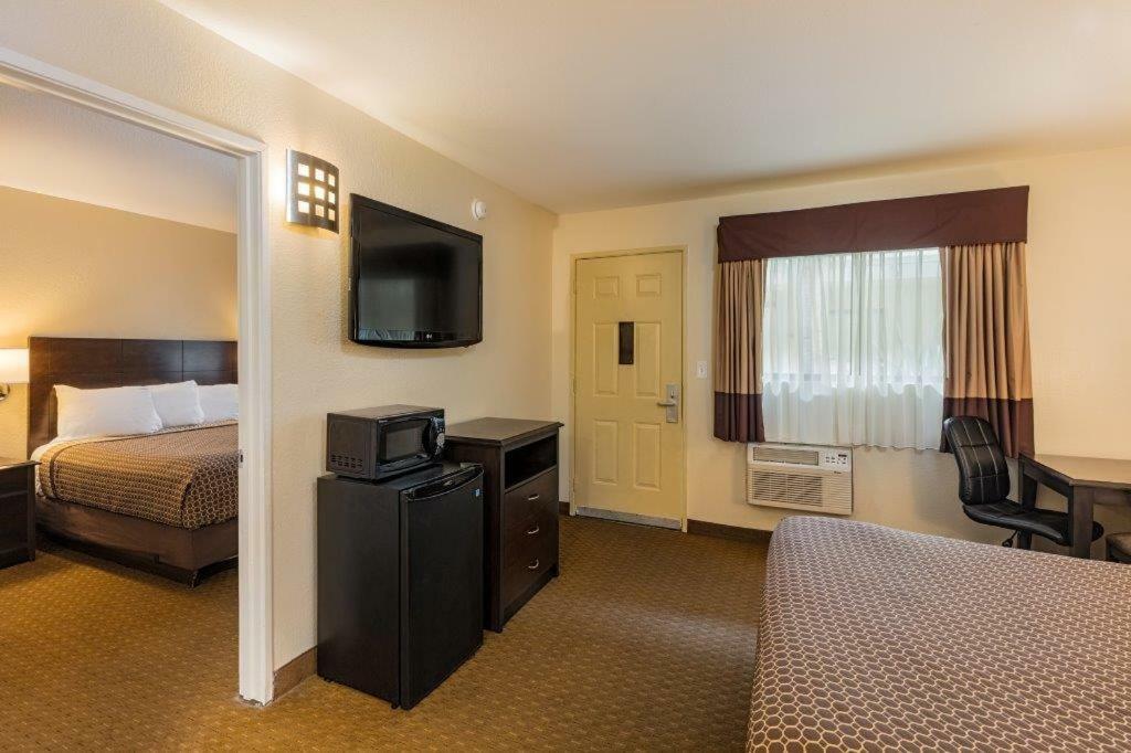 Lemon Heights Inn Тъстин Екстериор снимка